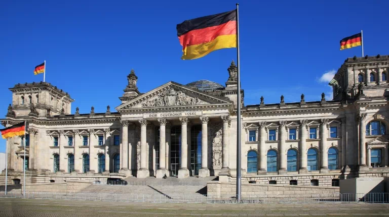 flagi niemieckie powieszone dookoła budynku